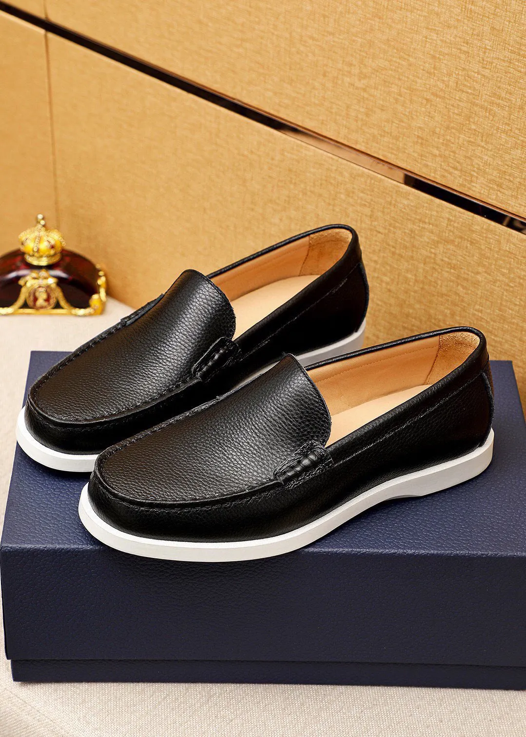 Men's shoes 💰460 💐 Product trademark: Dior "Dior" casual leather shoes Regular size: 38-44 (45.46.47🉑️customized) Product materials: Selected first-layer lychee calfskin upper imported from Italy, imported water-dyed 🐂 cowhide lining. Strong three-dimensional visual effect, rubber outsole Color: 3⃣️colors available